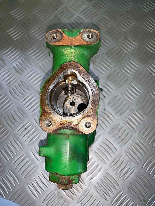 John Deere CONTROL VALVE ON THE ECLECTIC MOTOR FOR THE LINAKAGE (used) - John Deere 6M, 6MC, 6030 series