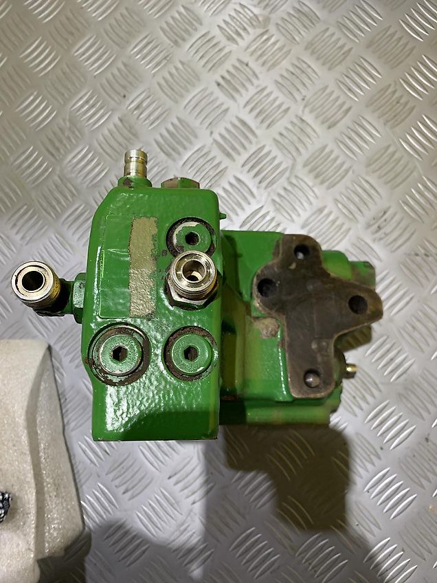 John Deere CONTROL BLOCK PRIORITY (used) - John Deere 6030, 7030 series
