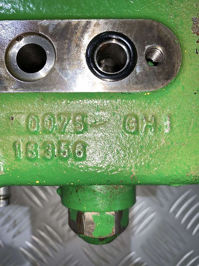 John Deere CONTROL BLOCK PRIORITY (used) - John Deere 6030, 7030 series