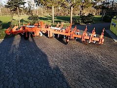 Howard Becker/Kongskilde davor Howard Howard Rollhacke 8 reihig hydraulische Klappung bis 600 cm Arbeitsbreite mit Scheibensechen zur exakten Spurführung