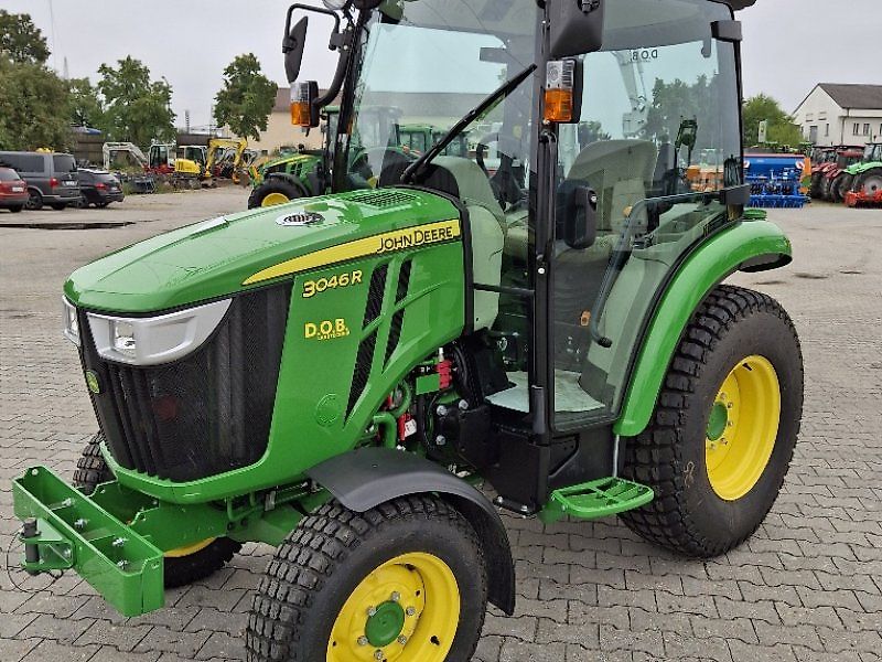 John Deere 3046R