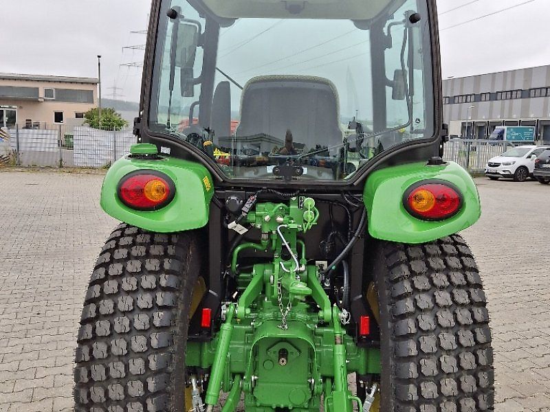 John Deere 3046R