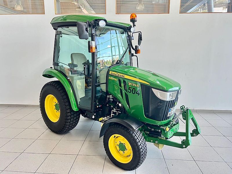 John Deere 3039R