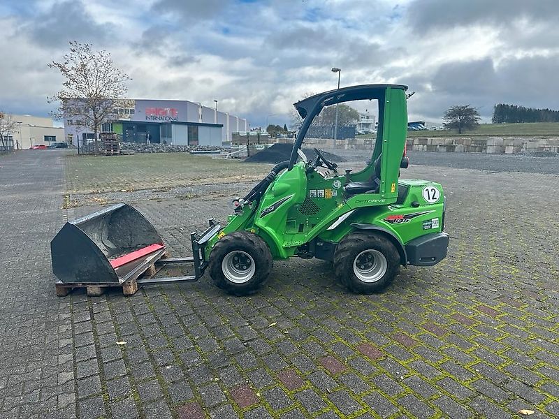 Avant Lader 645i mit Schaufel und Gabel zu vermieten