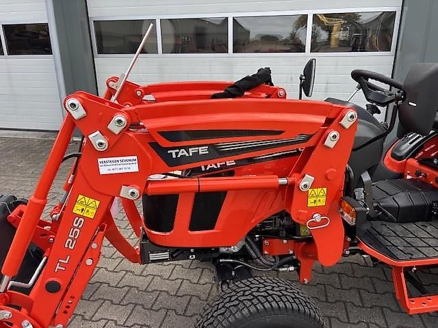 TAFE 6028 H VOORLADER HST