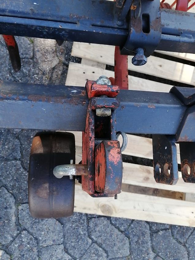 Howard Hackstriegel bis 170cm Arbeitsbreite 37 Strigelzinken 460mm länge pendelnd auf zug.11 Gefederte Grubberstile 40mm 2balkig in geschraubt2Tützräder 250mm Durchmesser in Lochschienen