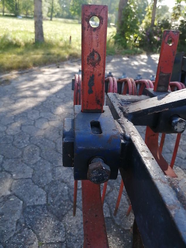 Howard Hackstriegel bis 170cm Arbeitsbreite 37 Strigelzinken 460mm länge pendelnd auf zug.11 Gefederte Grubberstile 40mm 2balkig in geschraubt2Tützräder 250mm Durchmesser in Lochschienen