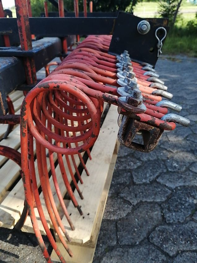 Howard Hackstriegel bis 170cm Arbeitsbreite 37 Strigelzinken 460mm länge pendelnd auf zug.11 Gefederte Grubberstile 40mm 2balkig in geschraubt2Tützräder 250mm Durchmesser in Lochschienen