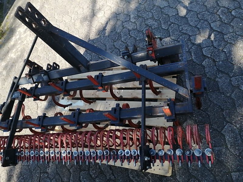 Howard Hackstriegel bis 170cm Arbeitsbreite 37 Strigelzinken 460mm länge pendelnd auf zug.11 Gefederte Grubberstile 40mm 2balkig in geschraubt2Tützräder 250mm Durchmesser in Lochschienen