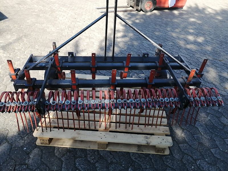 Howard Hackstriegel bis 170cm Arbeitsbreite 37 Strigelzinken 460mm länge pendelnd auf zug.11 Gefederte Grubberstile 40mm 2balkig in geschraubt2Tützräder 250mm Durchmesser in Lochschienen