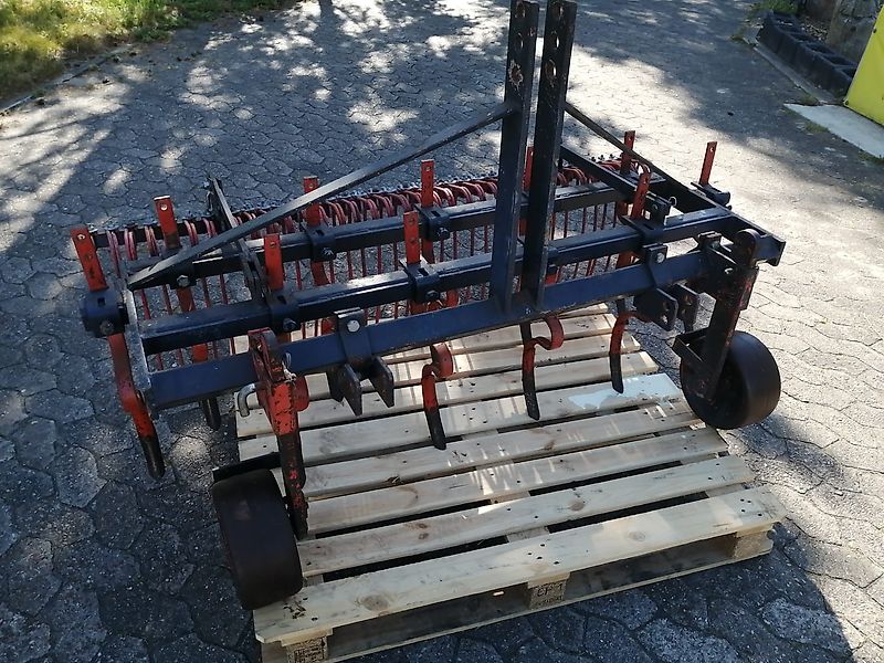 Howard Hackstriegel bis 170cm Arbeitsbreite 37 Strigelzinken 460mm länge pendelnd auf zug.11 Gefederte Grubberstile 40mm 2balkig in geschraubt2Tützräder 250mm Durchmesser in Lochschienen