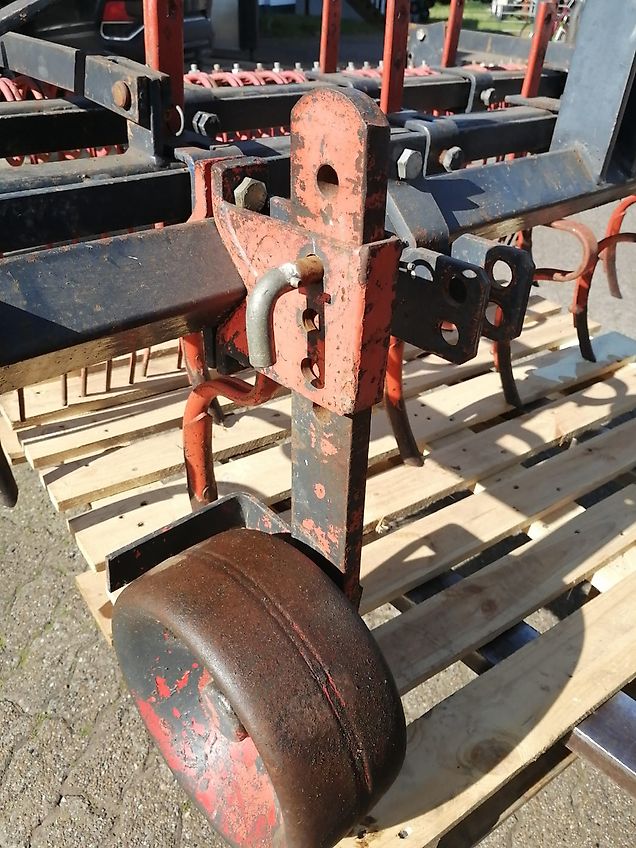 Howard Hackstriegel bis 170cm Arbeitsbreite 37 Strigelzinken 460mm länge pendelnd auf zug.11 Gefederte Grubberstile 40mm 2balkig in geschraubt2Tützräder 250mm Durchmesser in Lochschienen