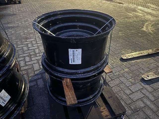 Valtra velgen 18x38 en 15x28 zwart
