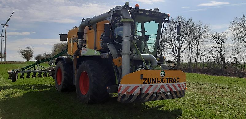 Claas Xerion 4000 Saddel Trac mit Zunhammer Gülleaufbau