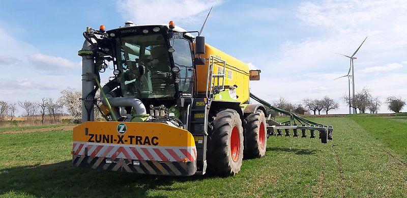 Claas Xerion 4000 Saddel Trac mit Zunhammer Gülleaufbau