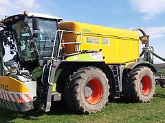 Claas Xerion 4000 Saddel Trac mit Zunhammer Gülleaufbau