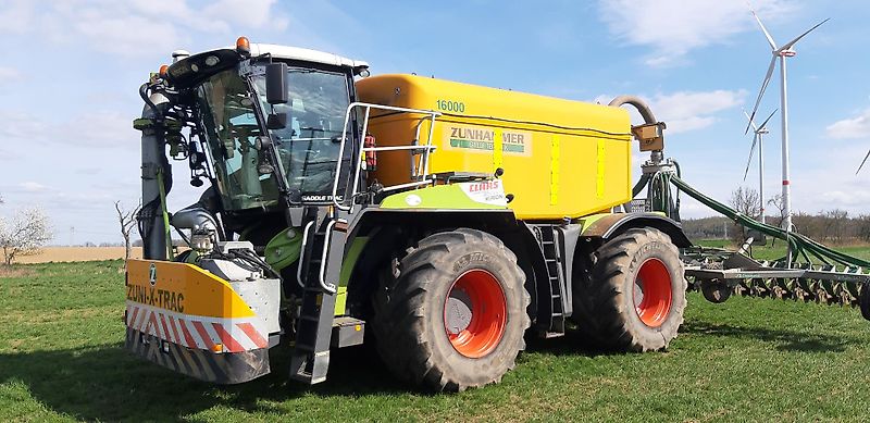 Claas Xerion 4000 Saddel Trac mit Zunhammer Gülleaufbau