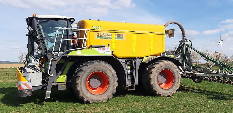 Claas Xerion 4000 Saddel Trac mit Zunhammer Gülleaufbau