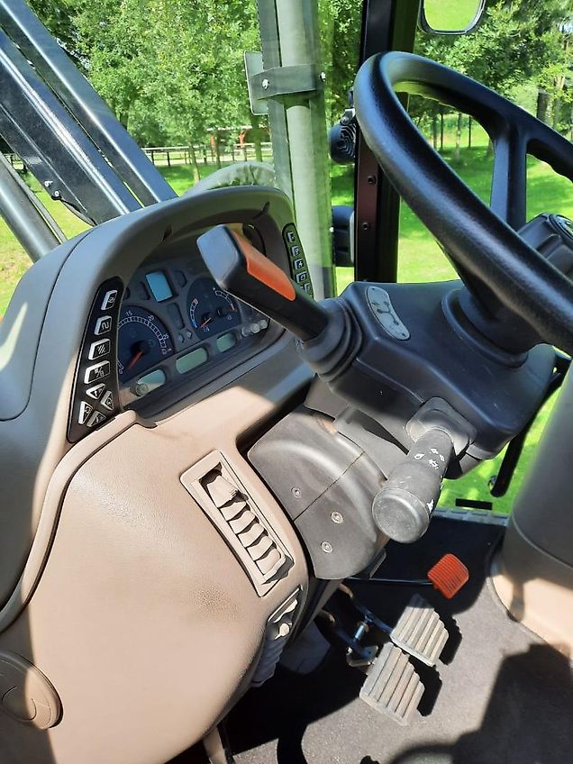 Case MX120 Traktor mit Frontlader