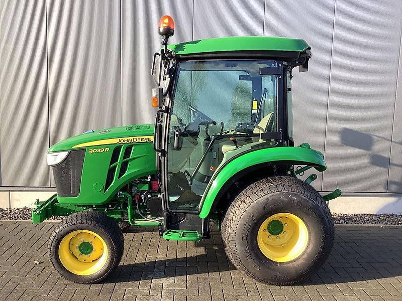 John Deere 3039R