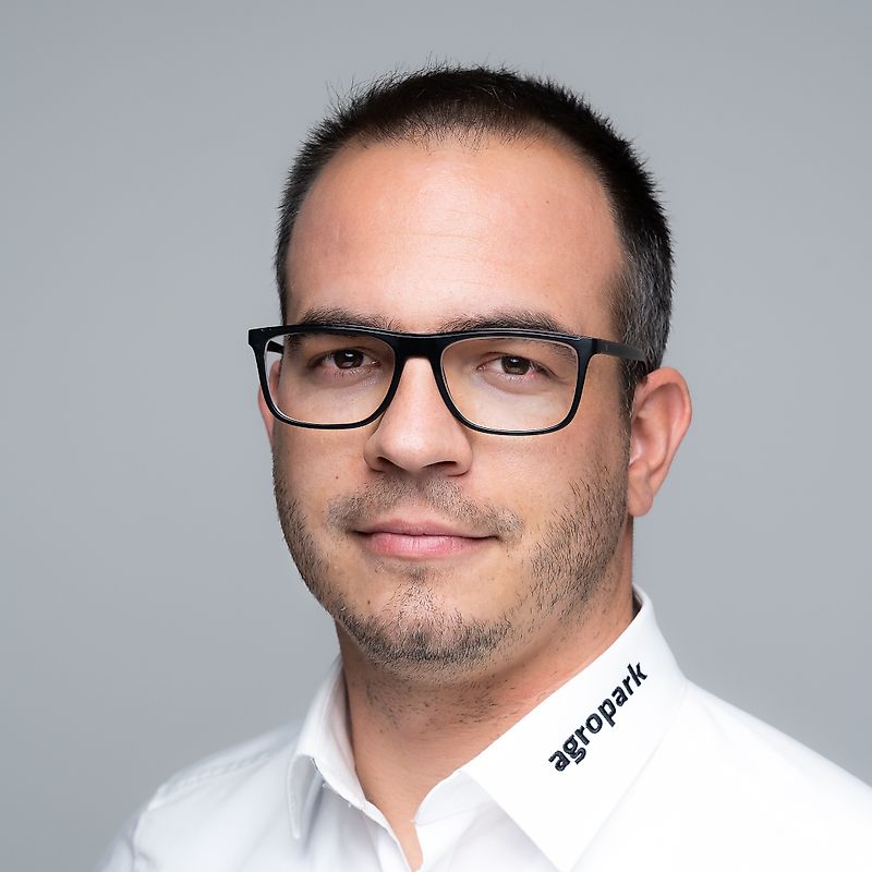Kontakt partner Gospodin Jeno Revesz